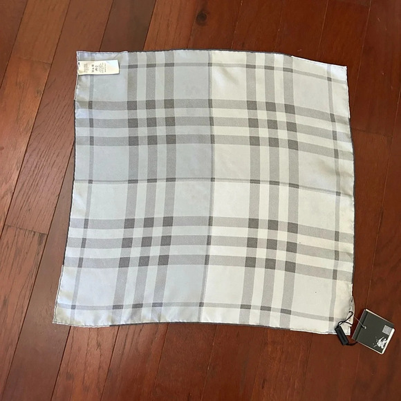 Burberry 100% Silk scarf the "Check" pattern NWT made in Italy grey n black - Picture 3 of 9